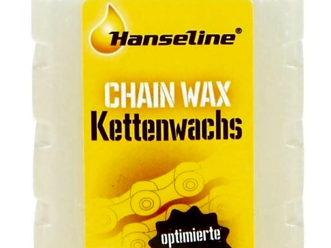 Haftet oft besser als Sprühwachs, bzw. ist an Speichenlöchern
 oder Kette sparsamer dosierbar. Hanseline Kettenwachs, www.hanseline.de