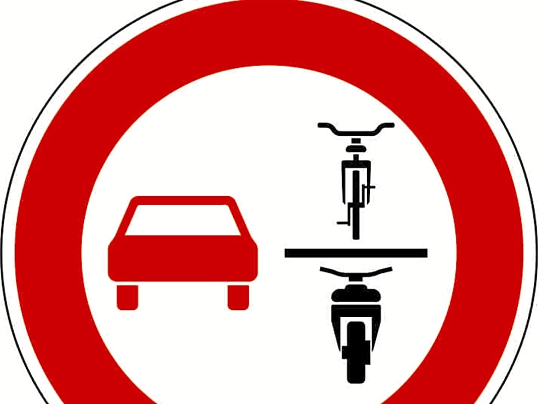 Überholverbot von ein- und mehrspurigen Fahrzeugen, z.B. an Engstellen.