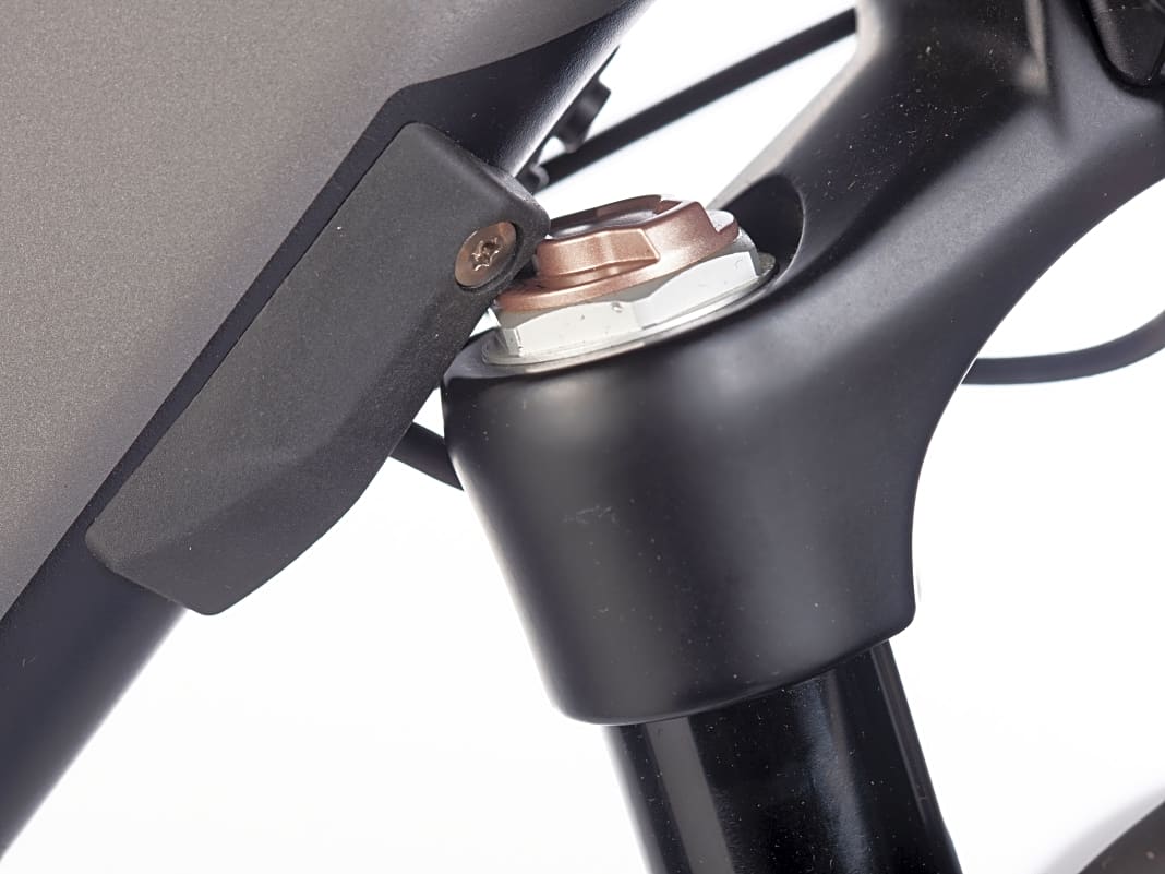 Beim 90°-Einschlag des Vorderrads touchiert die Gabel am Kalkhoff den Eintritt von Schaltzug und Bremsleitung ins Unterrohr. Bei einem Sturz können so unnötig Schäden entstehen.   