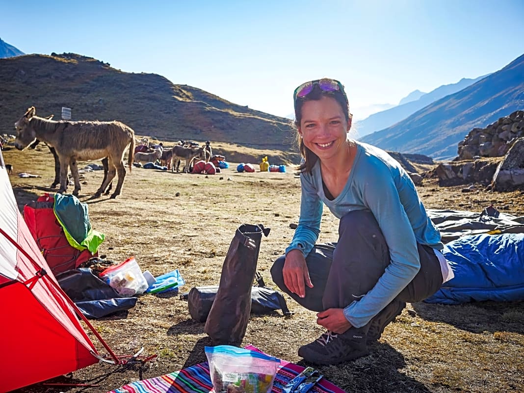 Die ersten warmen Sonnenstrahlen auf dem Huayhuash-Trek in den peruanischen Anden.
