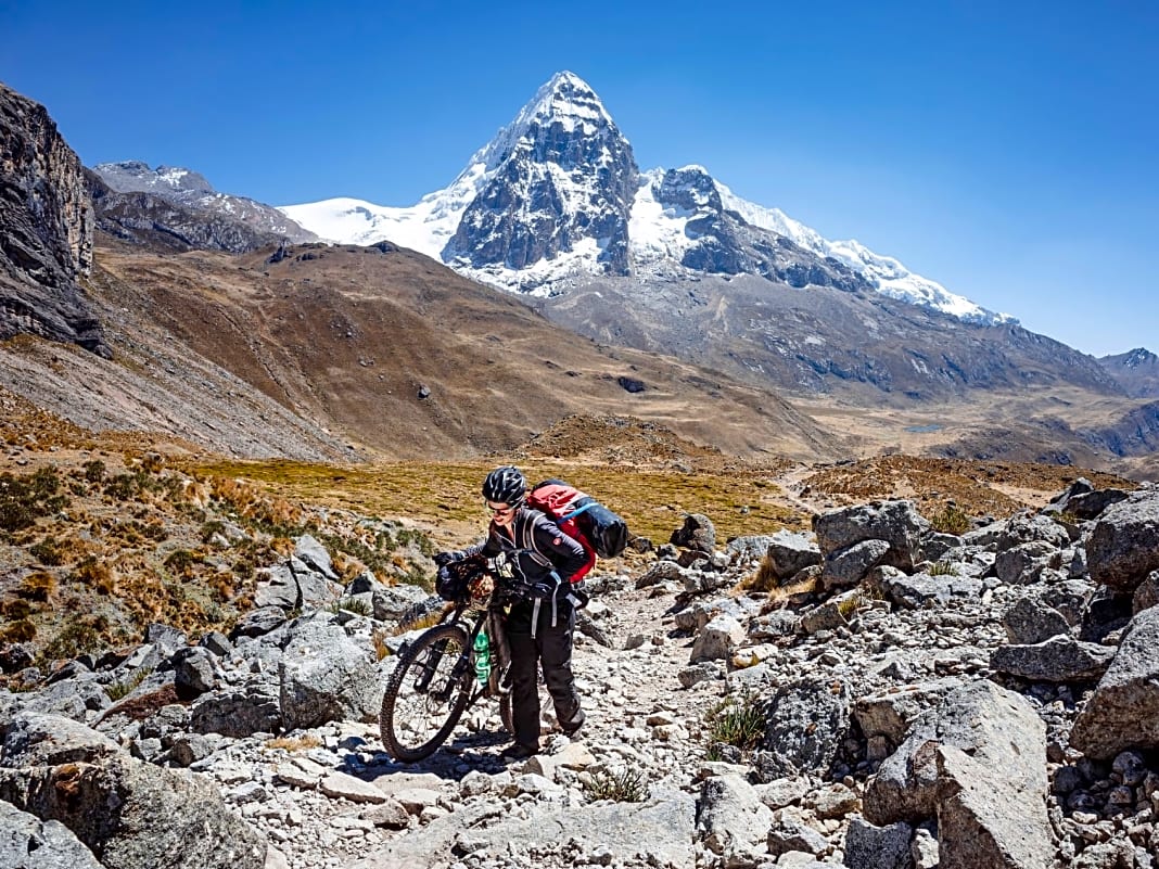 Bikepacking heißt auch stundenlanges Tragen und Schieben – wie hier in Peru. Iglhaut: „Ich war noch nie so am Ende meiner Kräfte.“ 