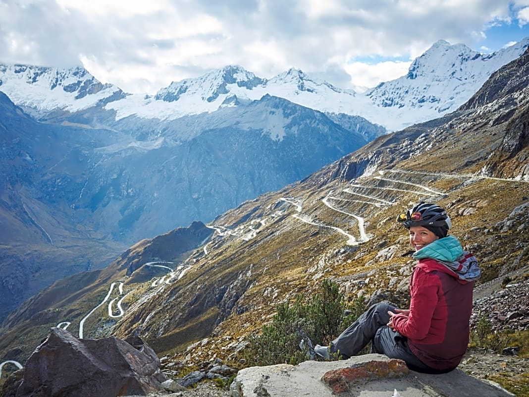 Der Llanganuco- Pass in Peru: Auf knapp 4.800 Meter Höhe freut sich Katrin Iglhaut auf die Abfahrt. 