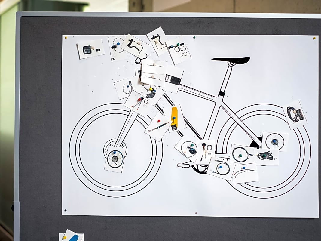  Die Skizze macht klar, wie viel Elektronik in jedem der Bikes steckt.