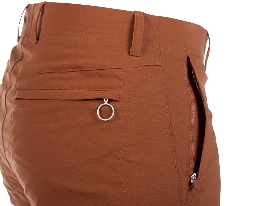 Schlüssel und Handy sicher verstaut: dehnbare Hosentaschen mit Reißverschluss an der Rapha Men’s Technical Trousers.