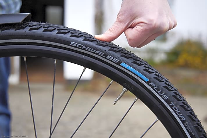 Reifen und Laufräder auf Beschädigungen und Roststellen kontrollieren. | Lux Fotowerk