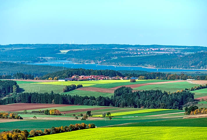 Ausblick vom Aussichtspunkt Kaltenbuch zum Brombachsee im Fränkischen Seenland.