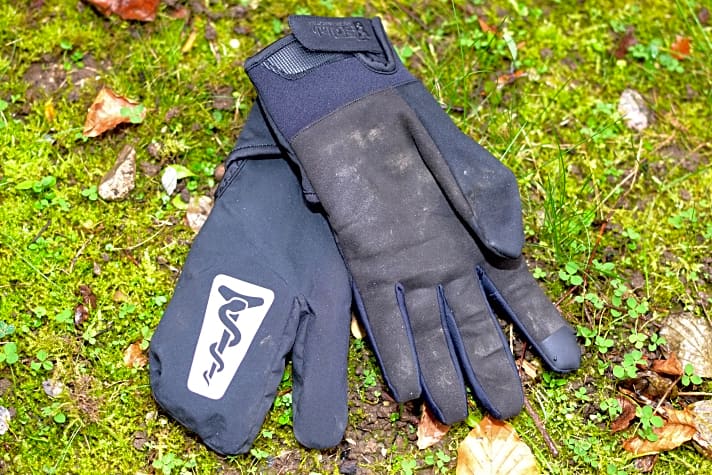 Wasserdichter Überzug und wasserdichte Handinnenflächen qualifizieren den SQlab Fahrrad-Handschuh für Herbst und Winter. 