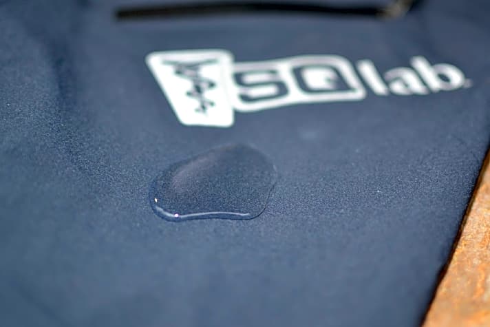 Das Material der SQ-Pants ist wasserabweisend. Bei Druck, wie im Sitzbereich, oder bei starkem Regen geht das Wasser aber durch. 