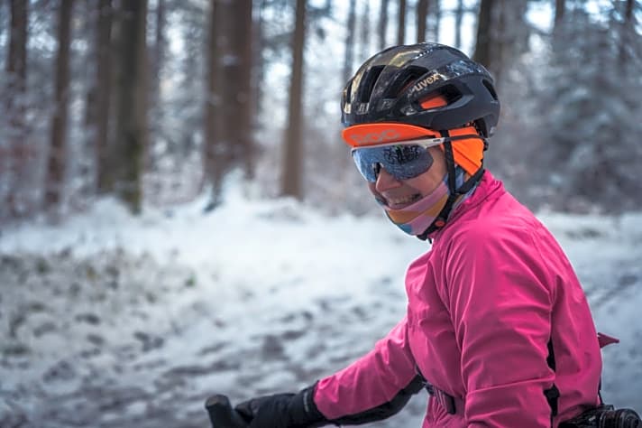Mit der richtigen Kleidung kann Radfahren auch bei eisigen Temperaturen Spaß machen 