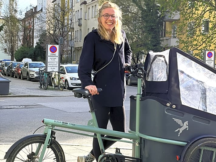 Um bei einem wenige Monate andauernden Aufenthalt in München mobil zu bleiben, hat Gesa mit ihrem kleinen Sohn ein Cargobike abonniert.
