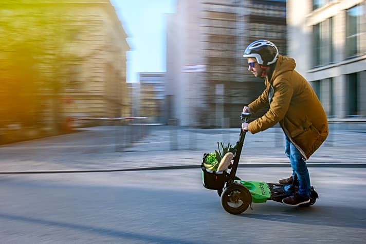  Einkaufsbummel mit dem E-Scooter Scuddy: Umweltfreundlich, platzsparend – und spaßig