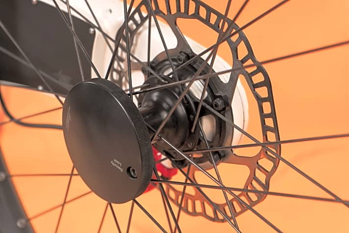   Schnellverschluss: Am Neox lässt sich nach Abschrauben des großen Handrads das Hinterrad einfach von der Nabe ziehen.