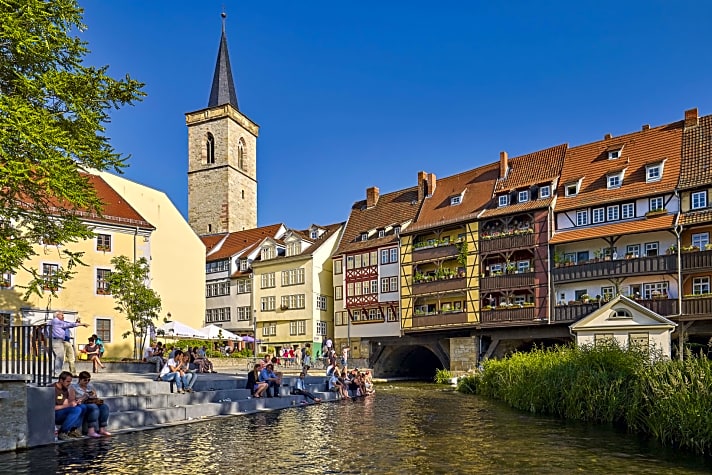   Chillen vor historischer Kulisse: am Ufer des Flusses Gera an der Krämerbrücke in Erfurt