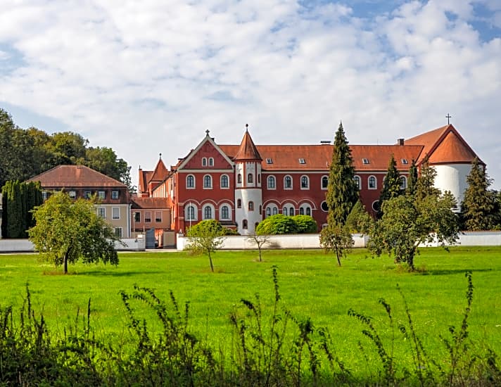   Roter Prachtbau: Kloster St. Gertrud in Tettenweis