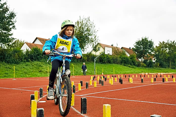   Der ADAC empfiehlt, schon in Kindergarten und Schule ein solides Bewusstsein für Verkehrsregeln zu schaffen. Damit die Kinder in die Fahrpraxis kommen, bietet der ADAC beispielsweise kostenlos Fahrradturniere an.