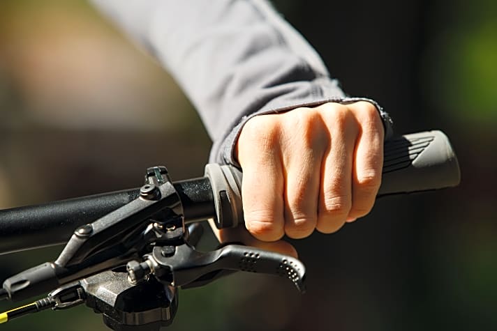   Die richtige Griffposition ist entscheidend für entspanntes Radfahren. Oft lösen bereits kleine Veränderungen der Arm- und Handhaltung Probleme mit tauben Fingern oder Schmerzen im Nacken.