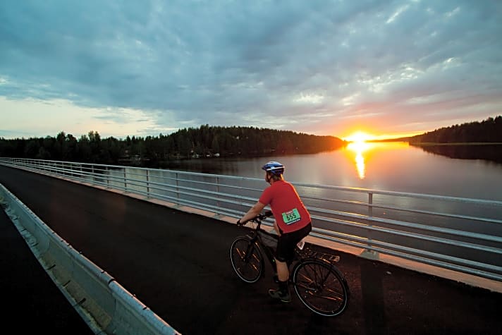   Sonnige Sommernächte in Finnland: Das Rad-Event Saimaa Cycle Tour startet abends und führt durch die helle Nacht.
