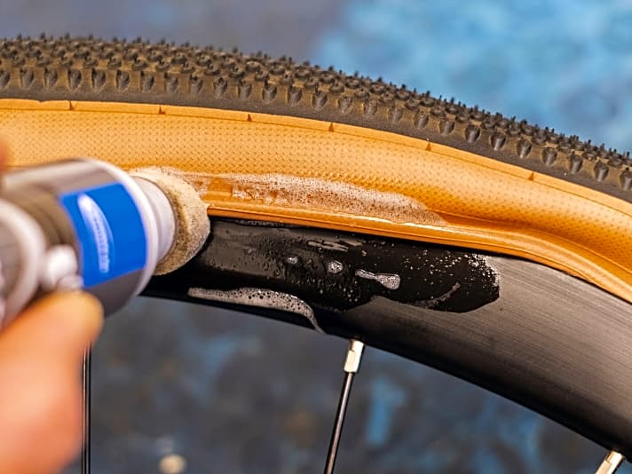 Aufgrund der hohen Reibung zwischen Felgenhorn und Reifen auf den letzten Zentimetern, empfiehlt sich ein Montagefluid.