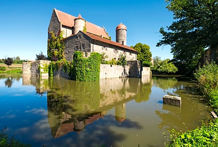 Mit Wassergraben: Schloss Sommersdorf bei Burgoberbach