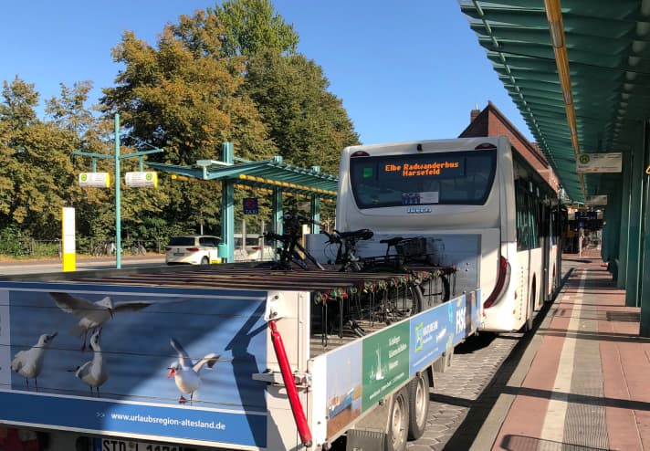 Der Elbe-Radwanderbus am Bahnhof in Stade