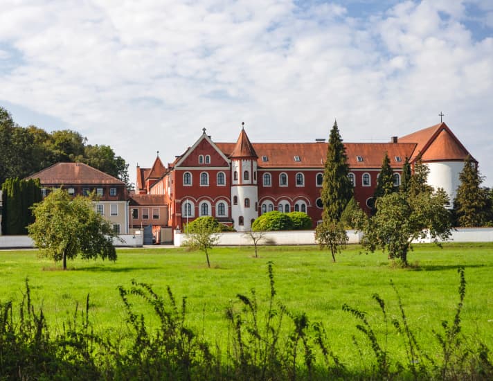   Roter Prachtbau: Kloster St. Gertrud in Tettenweis